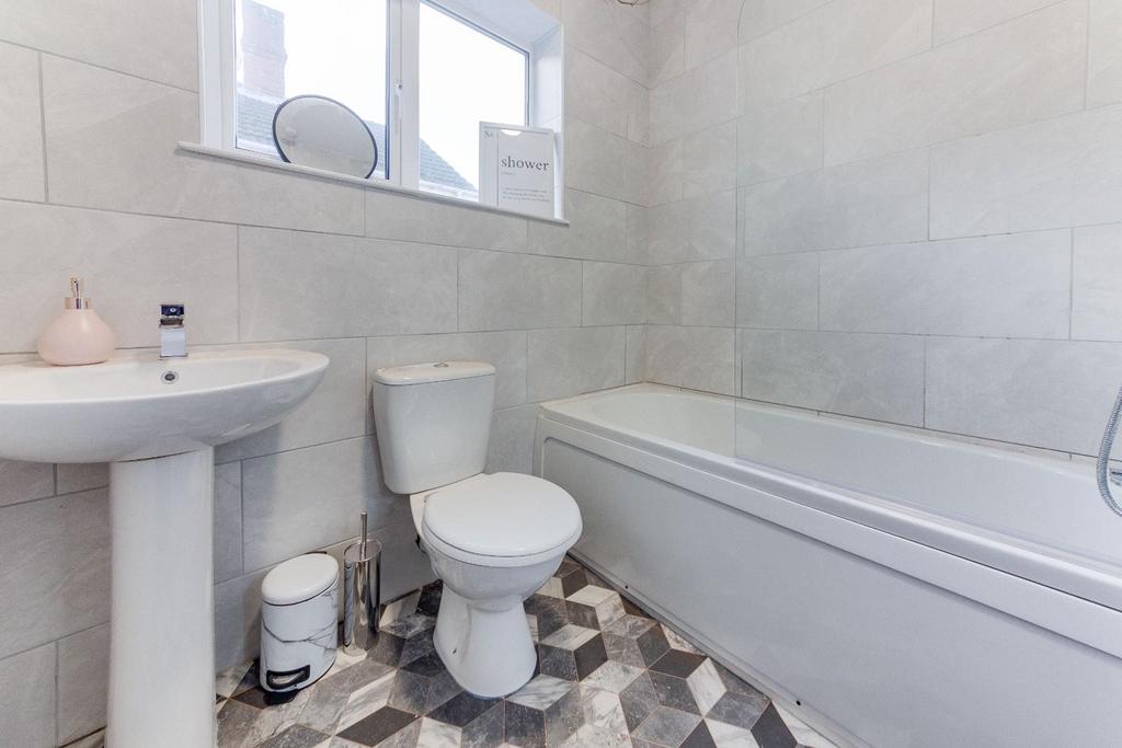 Bathroom 1.1.jpg
