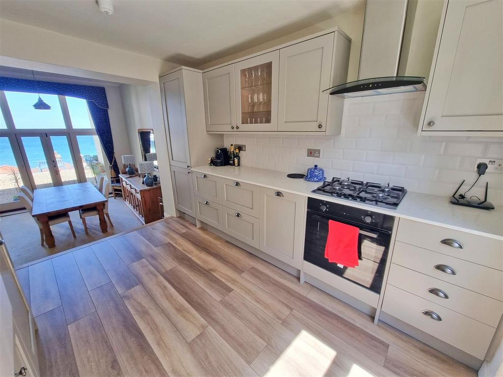 Kitchen 2.jpg