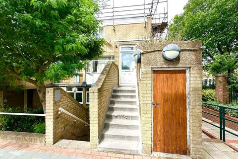 4 bedroom maisonette to rent, Whitebeam Close, London SW9