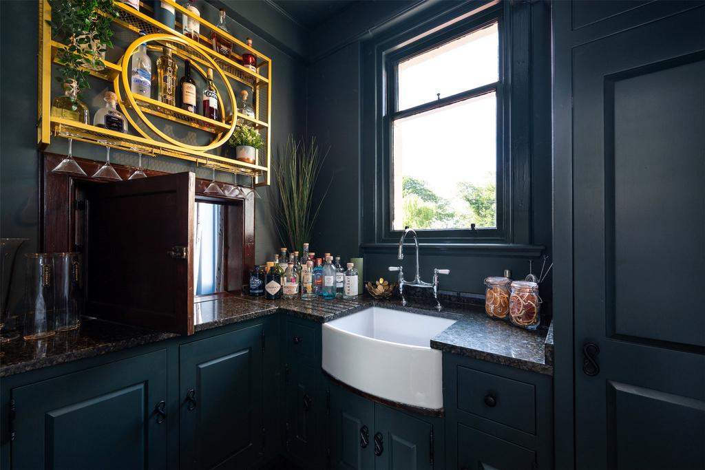 Butler's Pantry/Bar