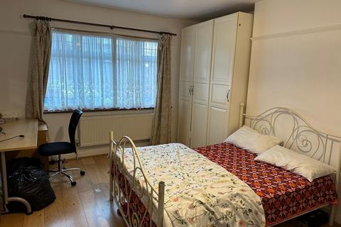 4 bedroom semi-detached house to rent, Kingsbridge Road, Southall UB2