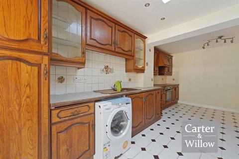 2 bedroom end of terrace house for sale, Bromhall Road, Dagenham, Essex