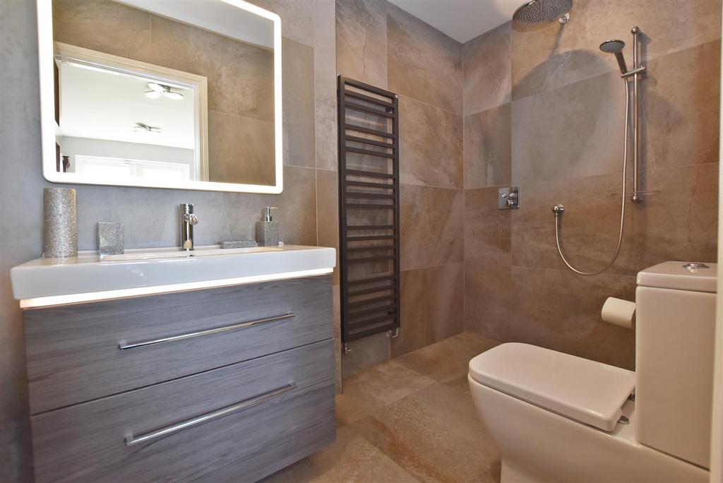 DDP05084 bed 4 en suite.JPG
