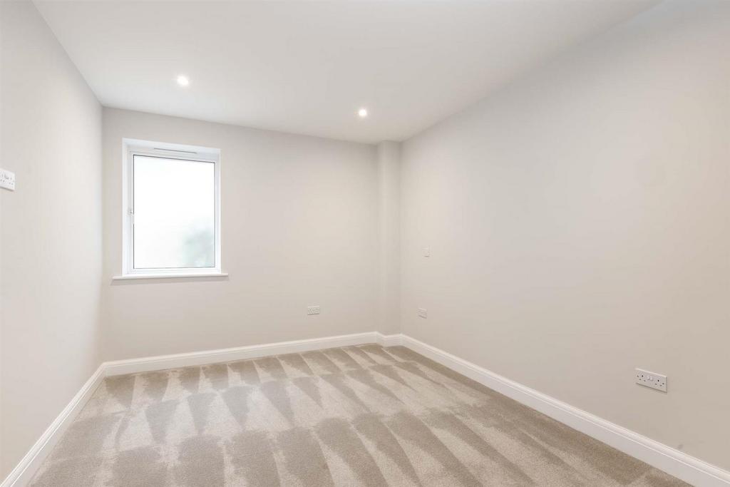 2 Mc Laren Court, 1 Cobham Road, KT22  9 AU-11.jpg