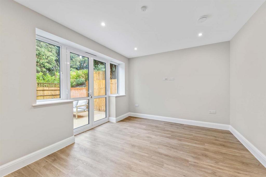 2 Mc Laren Court, 1 Cobham Road, KT22  9 AU-14.jpg