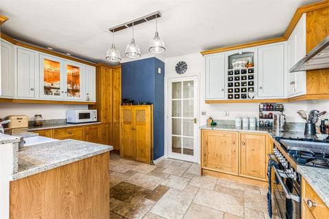 4 bedroom detached house for sale, Coombe Rise, Oadby LE2