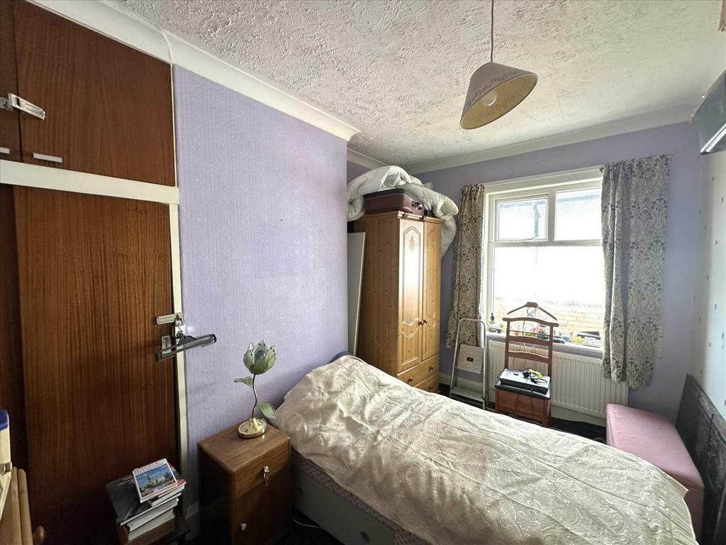 Front bedroom 1: