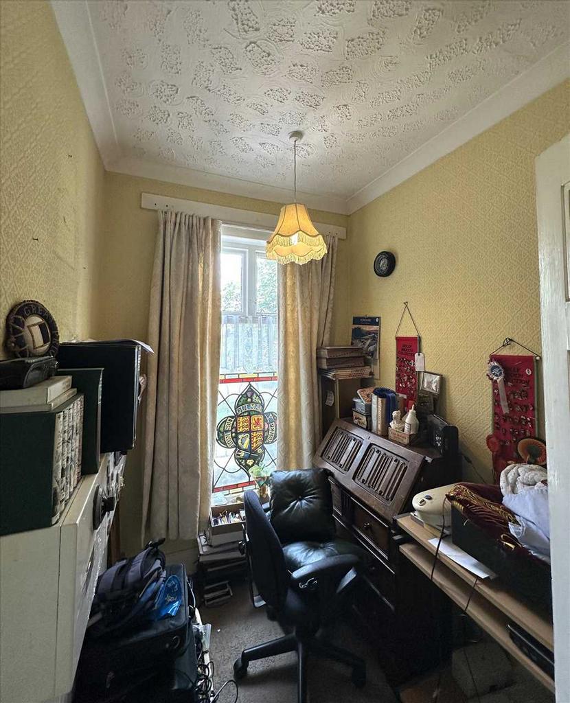 Rear bedroom 2: