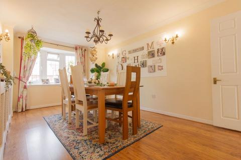 27 Elm Grove, Hullbridge, Hockley, SS5 6ER