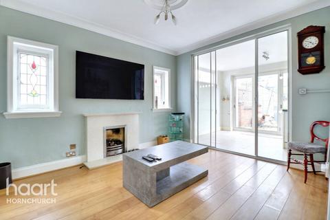 3 bedroom semi-detached house for sale, Fairkytes Avenue, Hornchurch