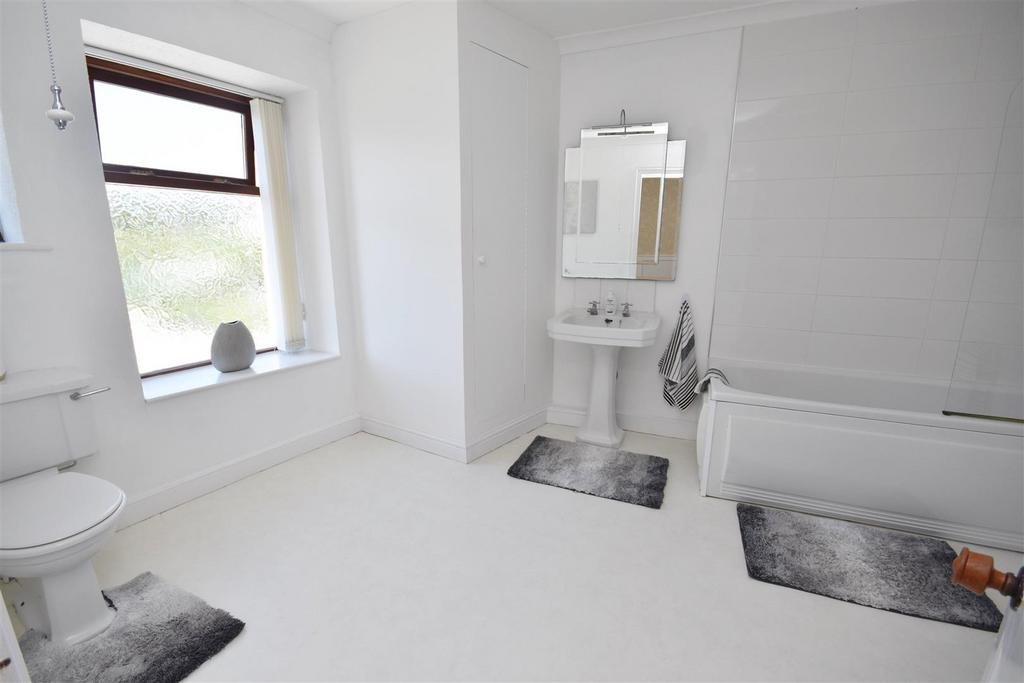 Fam bath 1st floor.JPG