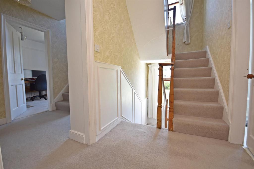 Landing to twin staircases.JPG