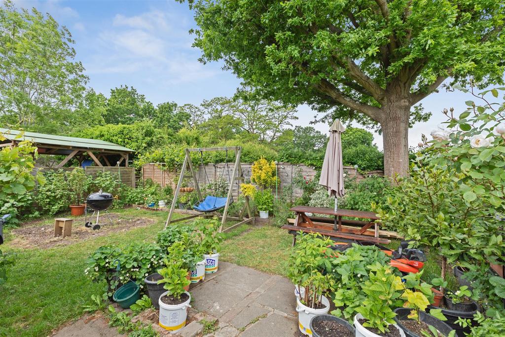 36 Balmoral Dr, Borehamwood WD6 2 RD 019.jpg