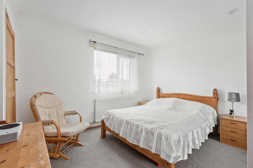 36 Balmoral Dr, Borehamwood WD6 2 RD 010.jpg