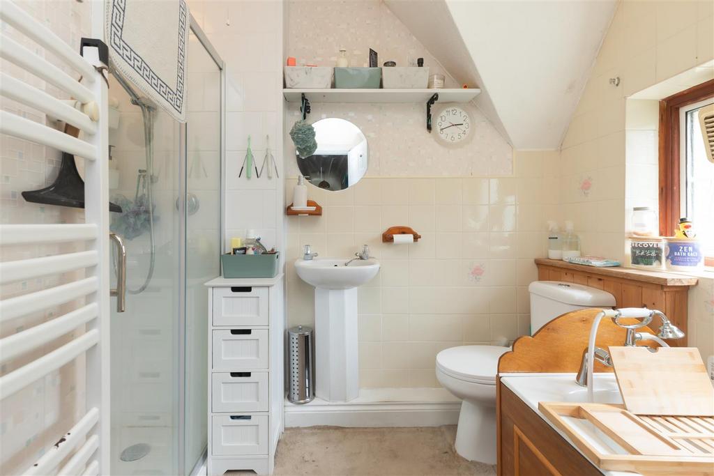 Family Bathroom 1.jpg