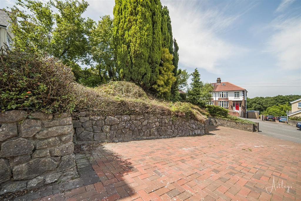 Front Garden & Driveway