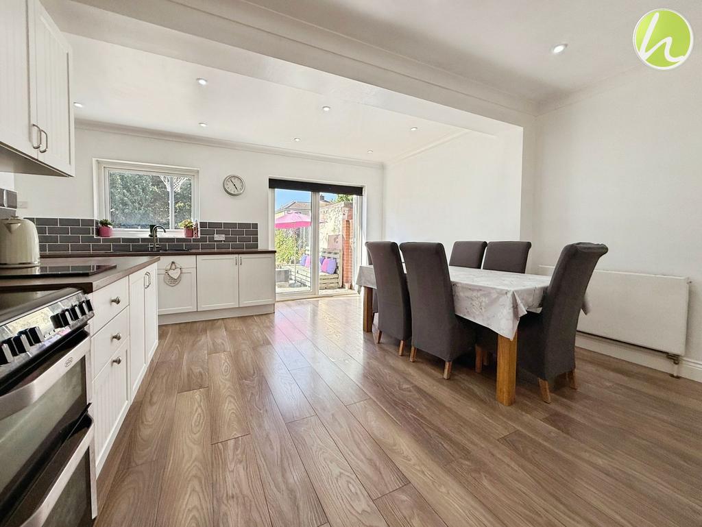 Kitchen/ Dining Room