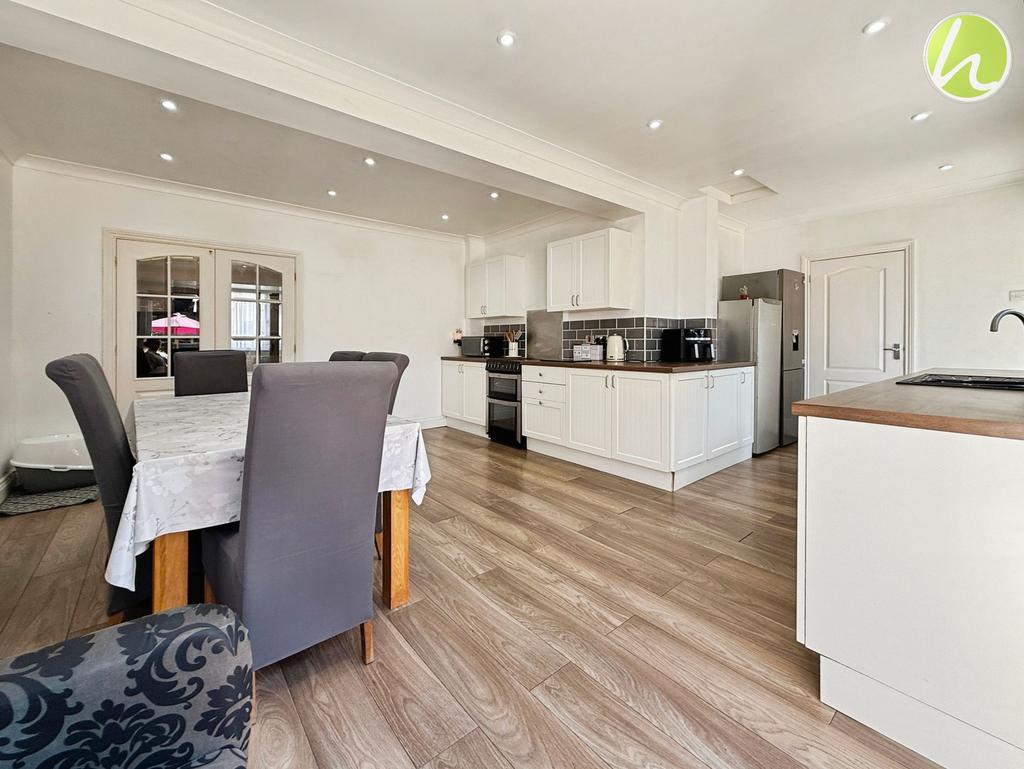 Kitchen/ Dining Room