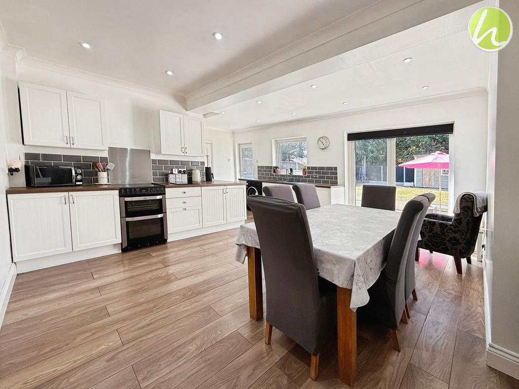 Kitchen/ Dining Room
