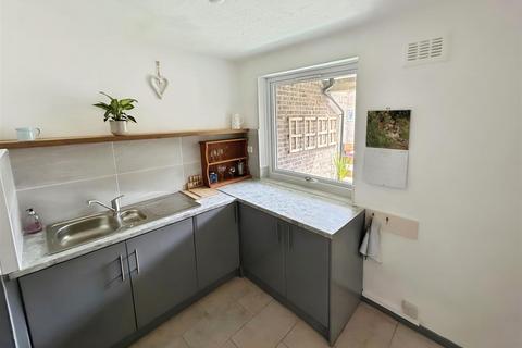 2 bedroom flat for sale, Frizley Gardens, Bradford