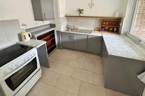 2 bedroom flat for sale, Frizley Gardens, Bradford