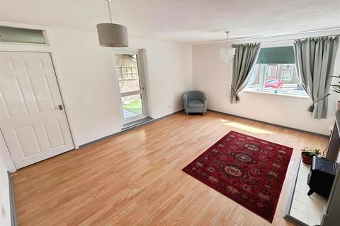 2 bedroom flat for sale, Frizley Gardens, Bradford