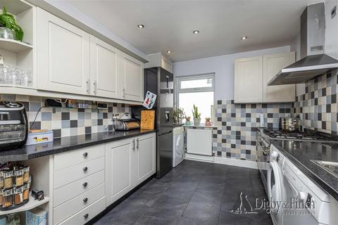 4 bedroom semi-detached house for sale, Saxondale Drive, Radcliffe-On-Trent, Nottingham