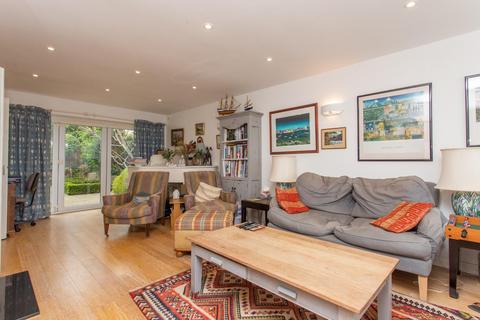 2 Dolphin Close, Kingsgate, Broadstairs, CT10 3LQ