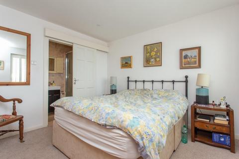 2 Dolphin Close, Kingsgate, Broadstairs, CT10 3LQ