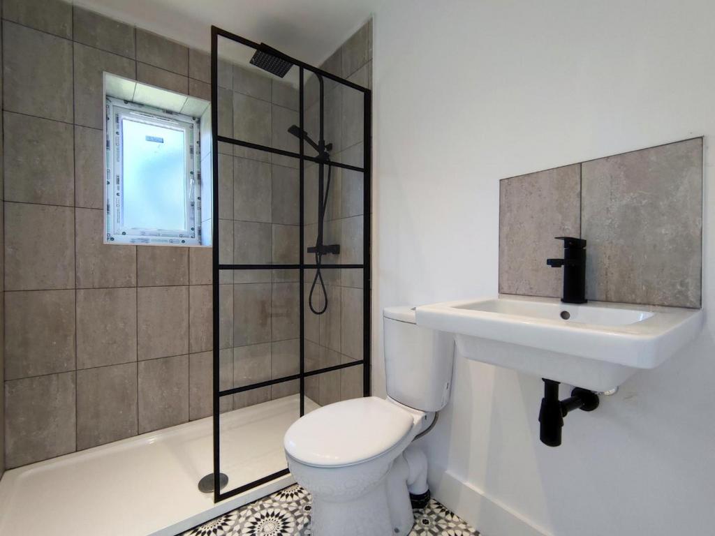 Master En-Suite Shower