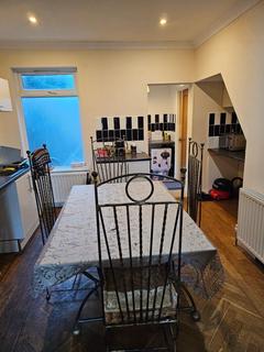 4 bedroom terraced house for sale, Russell Rise, Luton LU1