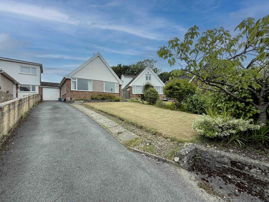 Cedar Close, Gowerton - 2 / 3 bedroom Property Fo