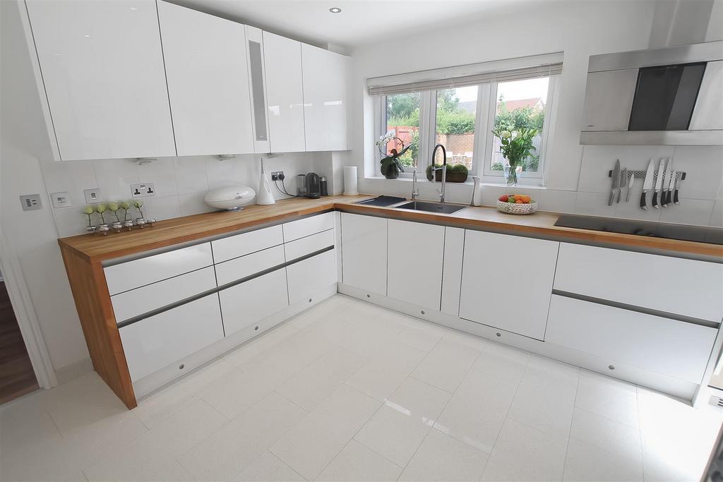 Kitchen (2).jpg