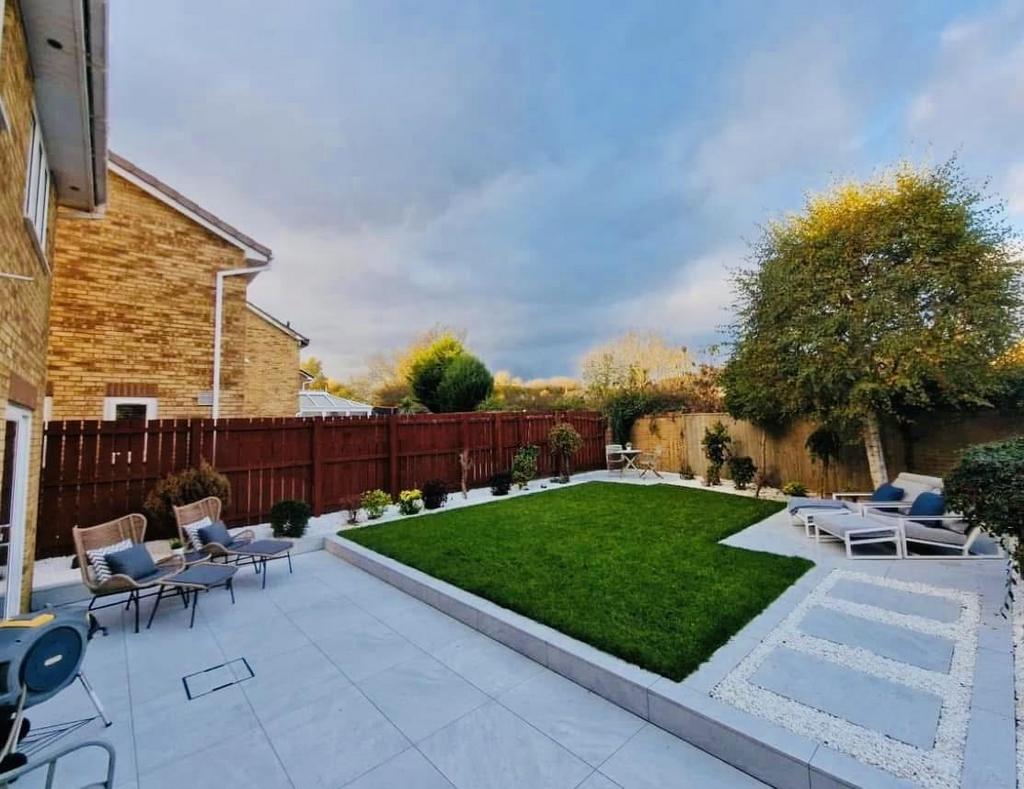 Rear Garden (2).jpg