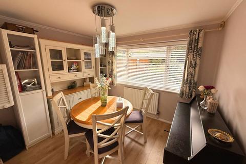 33 Ryarsh Crescent, Orpington, BR6 9SG