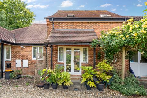 2 bedroom ground floor flat for sale, Park Court, Thame OX9