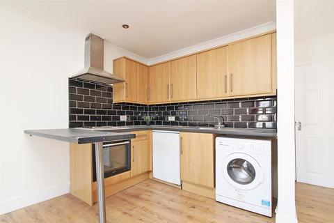 Studio to rent, Barnett Street, Whitechapel, London