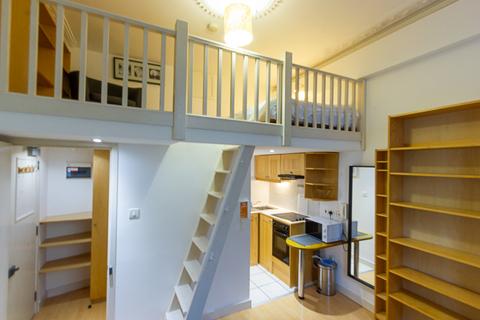Studio to rent, Fairholme Road, London W14