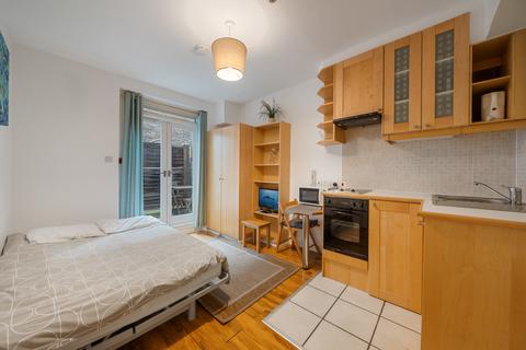 Studio to rent, Fairholme Road, London W14