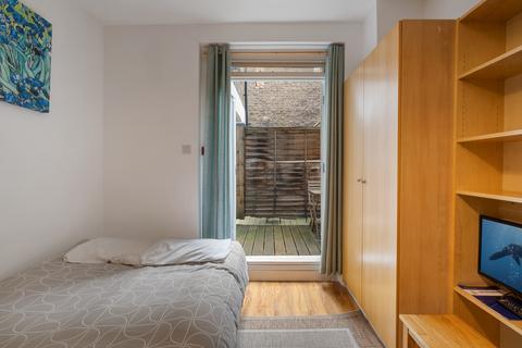 Studio to rent, Fairholme Road, London W14