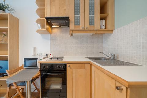 Studio to rent, Fairholme Road, London W14