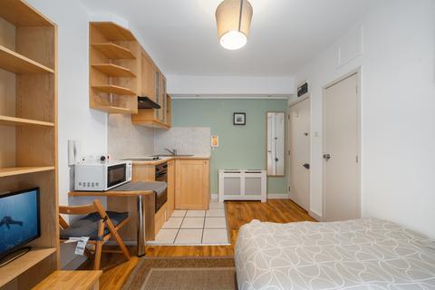 Studio to rent, Fairholme Road, London W14