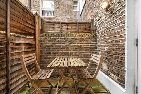 Studio to rent, Fairholme Road, London W14