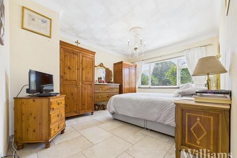 5 bedroom detached bungalow for sale, Wendover Road, Aylesbury HP22
