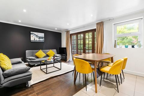 3 bedroom flat to rent, Stock Orchard Crescent, London