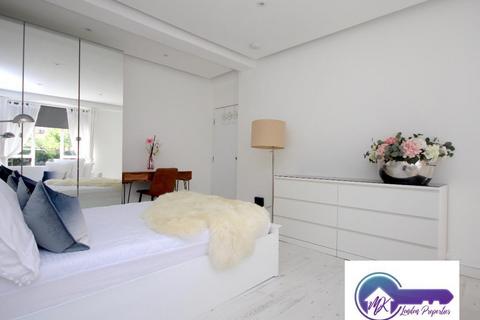 1 bedroom in a flat share to rent, Paddington, London W2