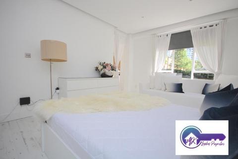 1 bedroom in a flat share to rent, Paddington, London W2