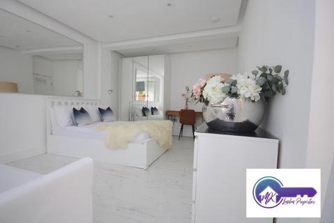 1 bedroom in a flat share to rent, Paddington, London W2