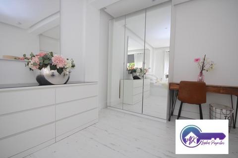 1 bedroom in a flat share to rent, Paddington, London W2