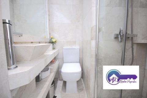 1 bedroom in a flat share to rent, London W2